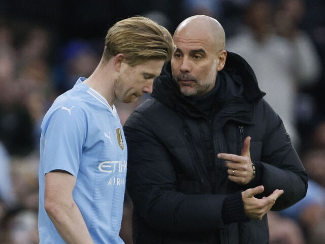 Pep Guardiola macht sich am Spielfeldrand Sorgen um die Fitness von Kevin De Bruyne